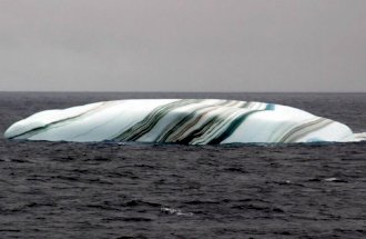 Amazing striped icebergs Icebergs in the Antarctic area sometimes have stripes, formed by layers of snow that react to different conditions. Blue stripes.